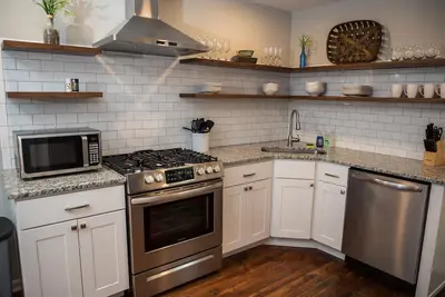 Image de Charming, Spacious East Side home w/ free parking