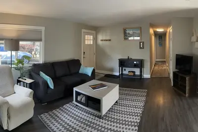 Image de Cozy Updated 3b Home - 5 minutes to the Old Mill!