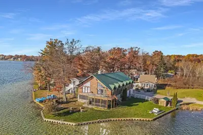 Image de The Derby Lodge - Lake living at its finest! !