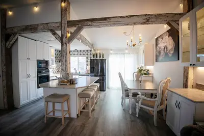 Image de Artist's Dreamy French Farmhouse Oasis Near Lake