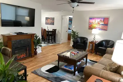 Image de New! Cheers! Pro Cleaned, Self Check In Sleeps 6