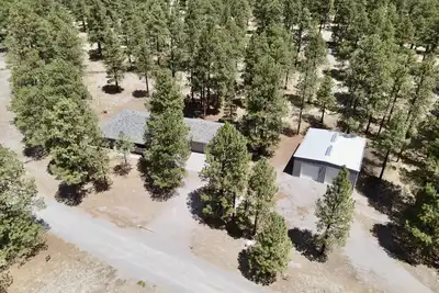 Image de 5 Acres - Hot Tub - King Bed Suites - Ping Pong - Pool - 9 Hole Disc Golf