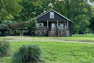 Image de Country  setting Old Log Home   5 mins  to Spring  River