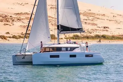 Image de Luxury Catamaran located in Marsh Harbour (4-cabins)- Lagoon 46
