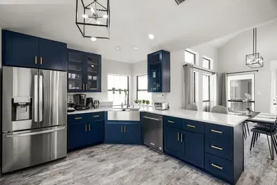 Image de Bright modern luxury centrally located home! 🐶 friendly King Bed