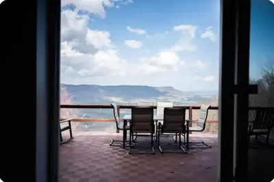 Image de Misty Bluff Cliffside Cabin with Amazing Views from every room!