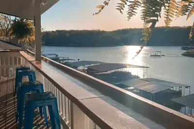 Image de The Blue Bungalow - Private Dock/Quiet Cove - 3Bedroom/2 Bath