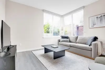 Tasteful Bellevue 2br w/ Indoor Pool & Gym, easy commute, by Blueground