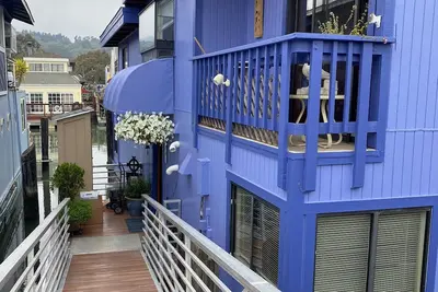 Image de Magical, light-filled houseboat with spectacular views.