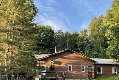 Image de 24 Guests Group Getaway House with large lawn