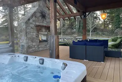 Image de 9 bdrm home, sleeps 26 w/ hot tub/gym/theatre/bar