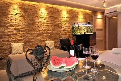 Image de Aquarial Home is new built, spacious, with stone wall and aquarium.