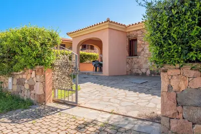Image de Maison \"Villetta Bifamiliare\", avec Wi-Fi, climatisation, terrasse et jardin.