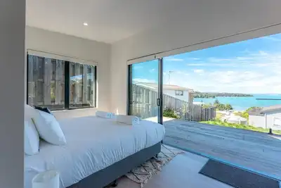 Image de Marama Cottages - Luna Cottage - Located in the heart of Surfdale with outstanding views over the water this brand new 2 bedroom apartment is perfect for family holidays on Waiheke – walking distance to local beaches, off street parking for up to 2 v