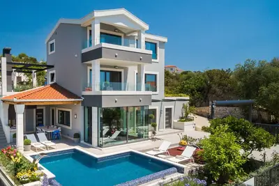 Image de Villa de luxe, directement au bord de la mer