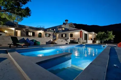 Image de Modern Villa Near Secluded Private Area