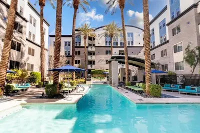 ✨Loft with Views - King Bed - Shopping & Dining 1mile + Parking✨