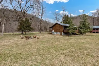 Beautiful mountain cabin with river access. Firepit and wood burning fireplace.