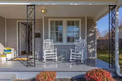 Image de Charming Graham Getaway: Walk to Local Favorites & Retro Game Barn