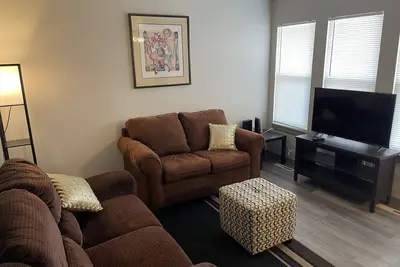 Image de Updated duplex 2 minutes from great downtown shopping and food!