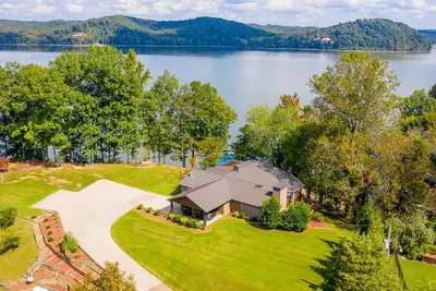 Image de Lake front with dock and boat ramp