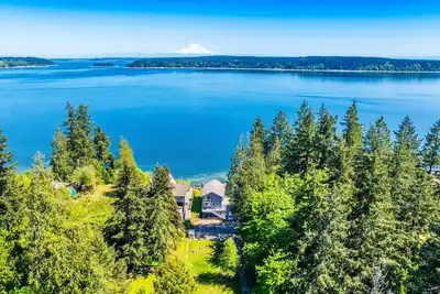 Image de Waterfront Retreat with Mt. Rainier Views+Hot tub