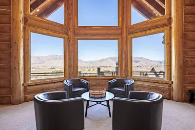 Image de Cozy Cabin with Views, Four King Beds & Hot Tub!