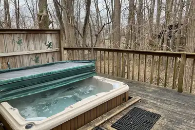 Image de Woodsy Retreat w/ Hot Tub-Close to Grand Park