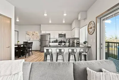 Image de Very New 2 Bed 2 Bath Near Dt and Perry District!