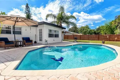 Image de Heated Pool Oasis Dog/Family Welcome! 6mi-Beaches & 2mi to Dwtn! Fast/Free Wi-Fi