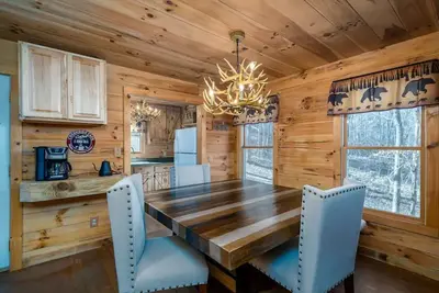 Image de Creekside cabin, hot tub, fire pit, wood pizza oven n grill, dogs, near Ellijay