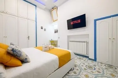 Delightful apartment located one minute from Lungomare Caracciolo