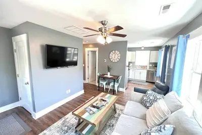 Image de Stylish Cozy Tree House & Pet Friendly!