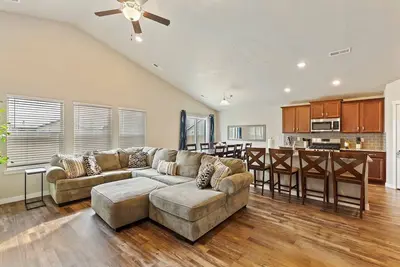 Image de Homey Star home~King bed~5TVs ~ Walkable location