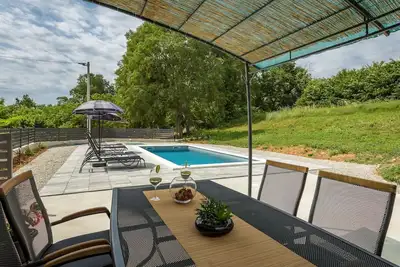 Image de Belle maison de vacances pour 6 personnes avec Wifi, piscine privée, climatisation, Tv et terrasse