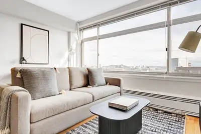 Image de Impeccable Brookline Studio w/ Gym & W/D, near Green Line, by Blueground