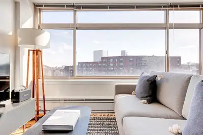 Image de Trendy Brookline Studio w/ Gym & W/D, steps to Green Line, by Blueground