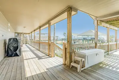 Image de Bayfront home with private dock and huge deck - WiFi, central Ac and private W\/D