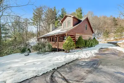 Image de Gorgeous two-level mountain home w/ free WiFi, deck, central Ac, firepit, & W/D