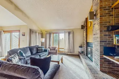 Image de Cozy dog-friendly condo with fireplace, balcony and WiFi