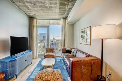 Image de Brand new Rainey St. condo - city & water-view balcony - pool & gym - dogs Ok