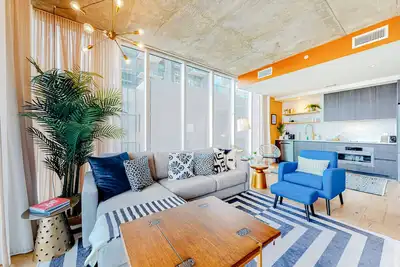 Image de Rainey Street condo w/city-view balcony, rooftop pool & gym - Dogs Ok