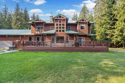 Image de Expansive Riverfront Lodge with Dock, Game Room, Bar & Spacious Deck!