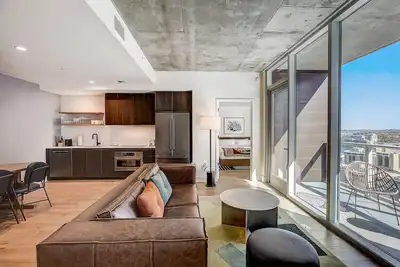 Image de Austin Rainey Street condo w/2 suites & lake-view balcony, rooftop pool & gym