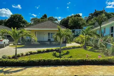 Clean & Cozy 3 bedroom Villa  — 5 min from the beach, close to major attractions