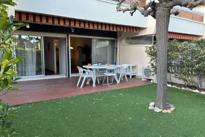 Image de Appartement T2 6 couchages avec jardin privé et terrasse au Grau-du-Roi, à deux pas de la mer