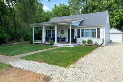 Image de Quaint Creekside Cottage w/ Porch & Backyard!