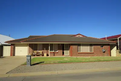 Image de Sleeps 8, in the Marina Cove, five minute walk to Ale House