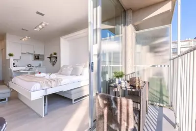 Image de Huswell - Stylish Studio | Steps from beach & sea