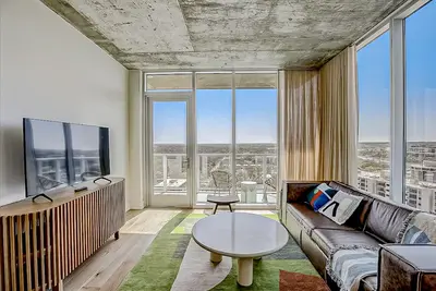 Image de Luxe Rainey Street condo w/lake-view balcony - rooftop pool & gym, dogs Ok